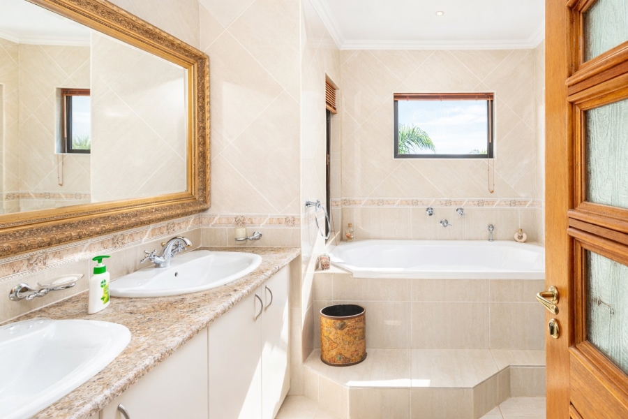 5 Bedroom Property for Sale in Caribbean Beach Club North West